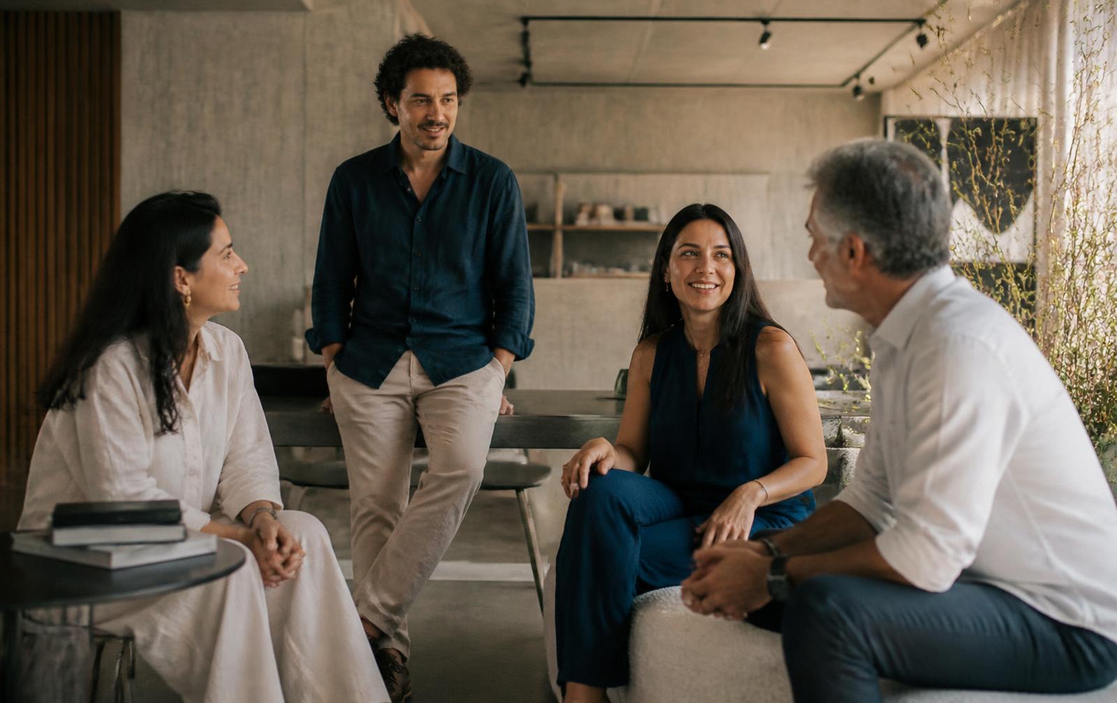 Equipe brasileira em espaço de trabalho claro e minimalista